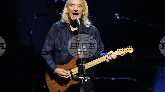 Музикантът от „Игълс“ Джо Уолш ще продаде стотици свои китари на търг в Лос Анджелис