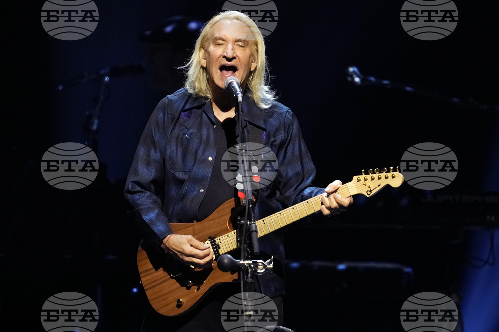 Музикантът от „Игълс“ Джо Уолш ще продаде стотици свои китари на търг в Лос Анджелис