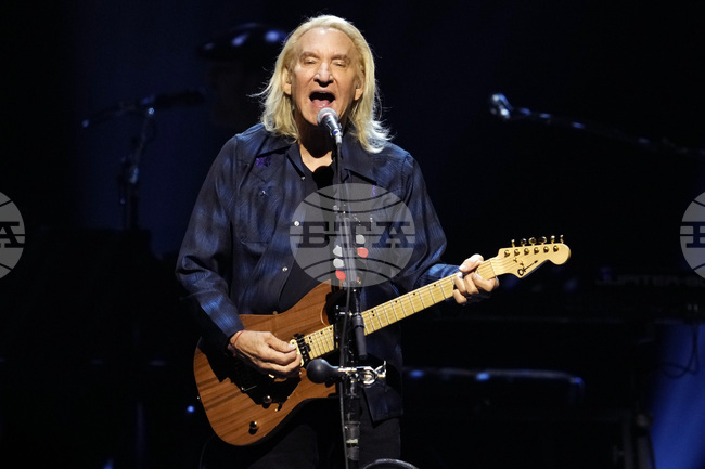 Музикантът от „Игълс“ Джо Уолш ще продаде стотици свои китари на търг в Лос Анджелис