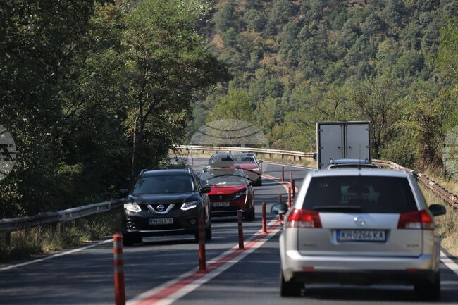 Движението при 66 км на АМ "Струма" е в изпреварващата лента поради катастрофа 