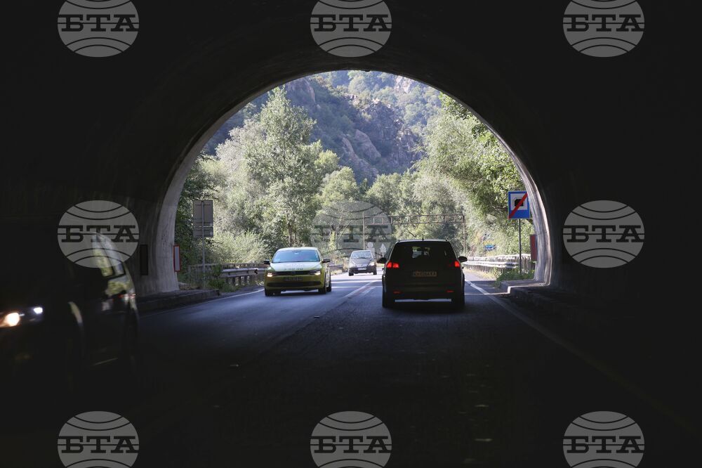 Поради свличане на земна маса тази сутрин за кратко беше ограничено движението в района на Кресненското дефиле