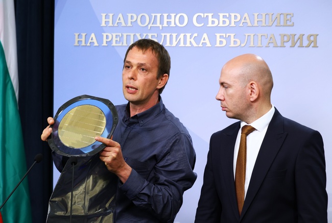 Очаква се близки на задържания в Гърция Милан Димитров и представители на „Възраждане“ да се срещнат днес с външния министър Мария Габриел