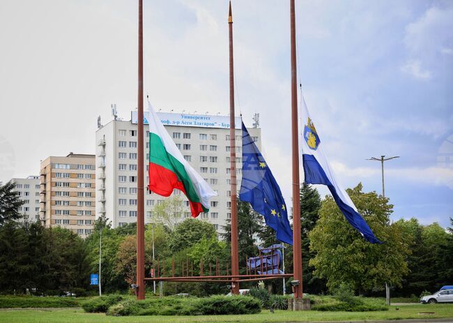 Бургас - ден на траур - свалени знамена