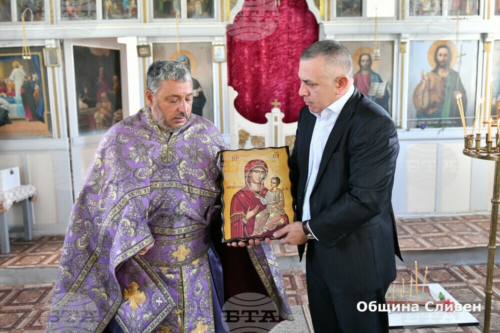На Рождество Богородично кметът на Сливен Стефан Радев посети местната църква в Скобелево