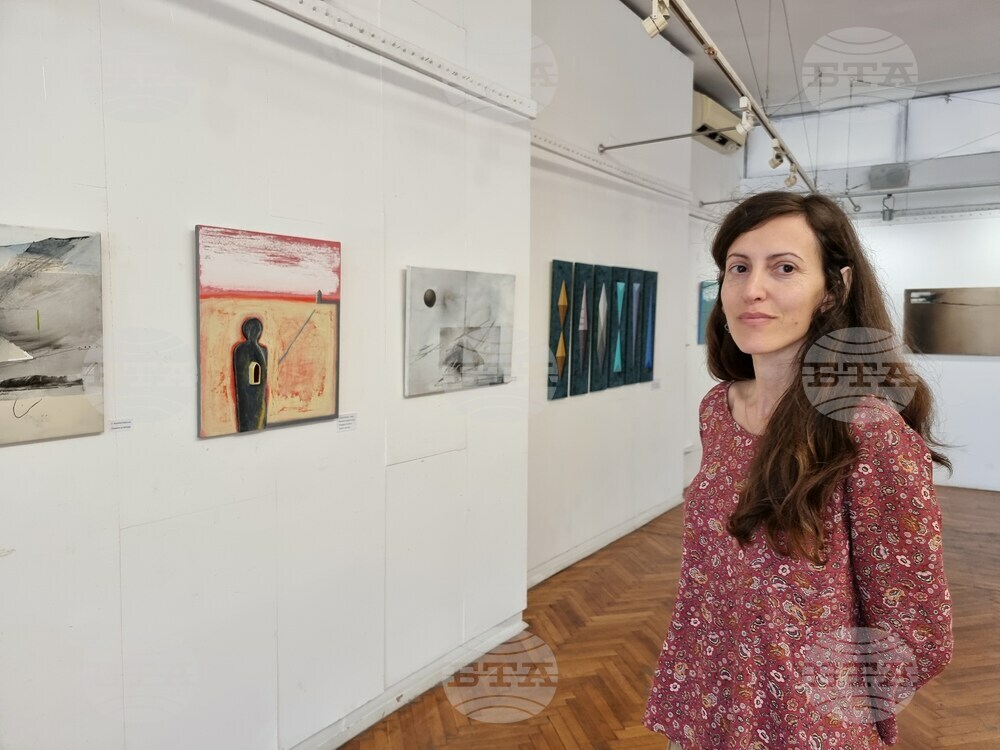 Поглед "От другата страна" представят 16 художници в Бургас