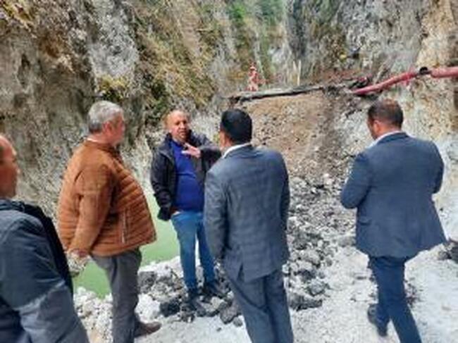 Областният управител на Смолян  Емил Хумчев инспектира ремонтните дейности по  пътя Тешел-Триград