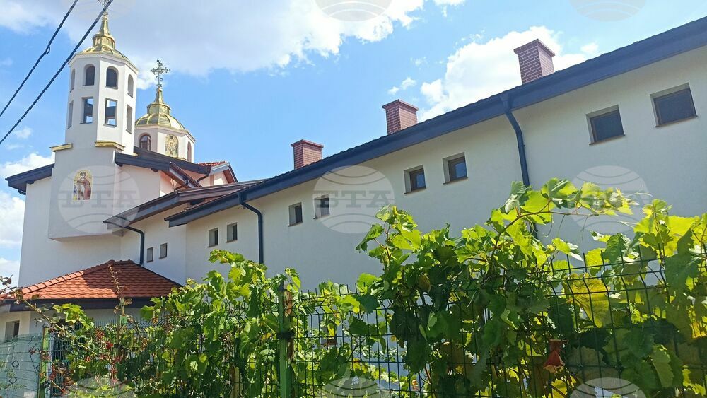 Девическият манастир "Рождество на Пресвета Богородица" край ямболското село Кабиле отбелязва храмовия си празник