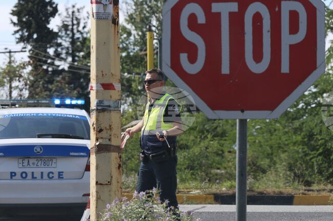 В Гърция въоръжен мъж, който твърди, че е убил двама души, се барикадира в цех