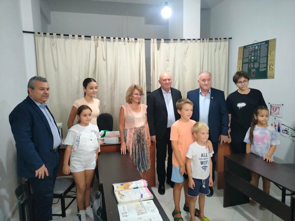 МОН: Близо 300 студенти и докторанти от Албания с български произход учат в наши университети