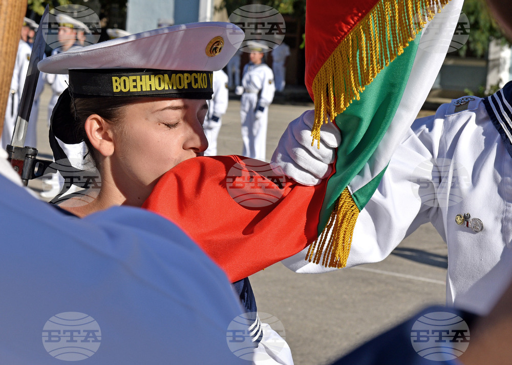 Общо 42-ма курсанти положиха клетва пред бойното знаме на Военноморското училище