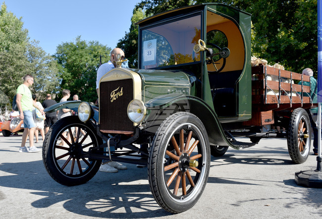 Варна - Конкурс за елегантност на ретро автомобили