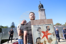 Паметник на Съветската армия - протестиращи