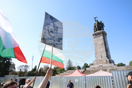Паметник на Съветската армия - протестиращи