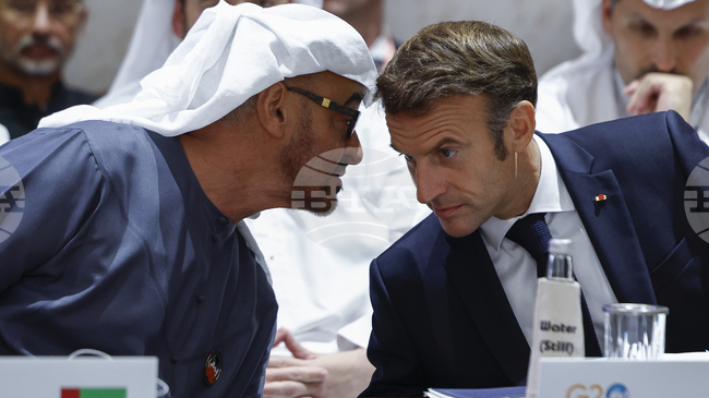 Еманюел Макрон пристигна в ОАЕ, за да празнува Коледа с френските военни там