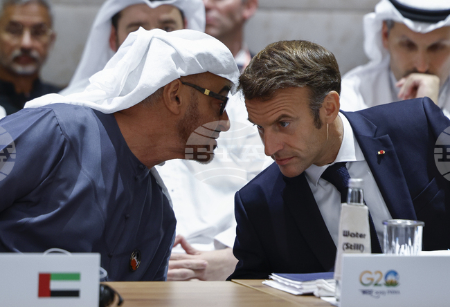 Еманюел Макрон пристигна в ОАЕ, за да празнува Коледа с френските военни там