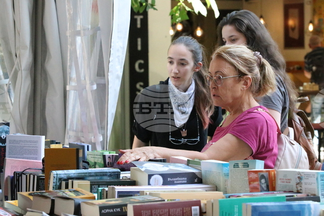 "Алея на книгата" - изложение