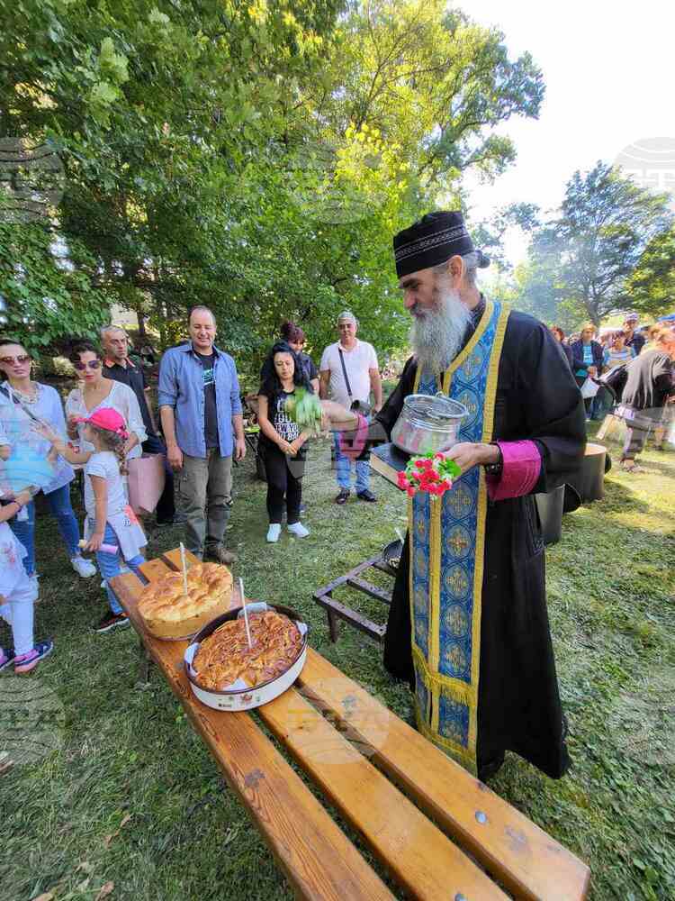 Столична община, район Панчарево: Бистришкият манастир „Св. Йоаким и Анна“ отбеляза деня на богоотците със света литургия, водосвет и курбан за здраве