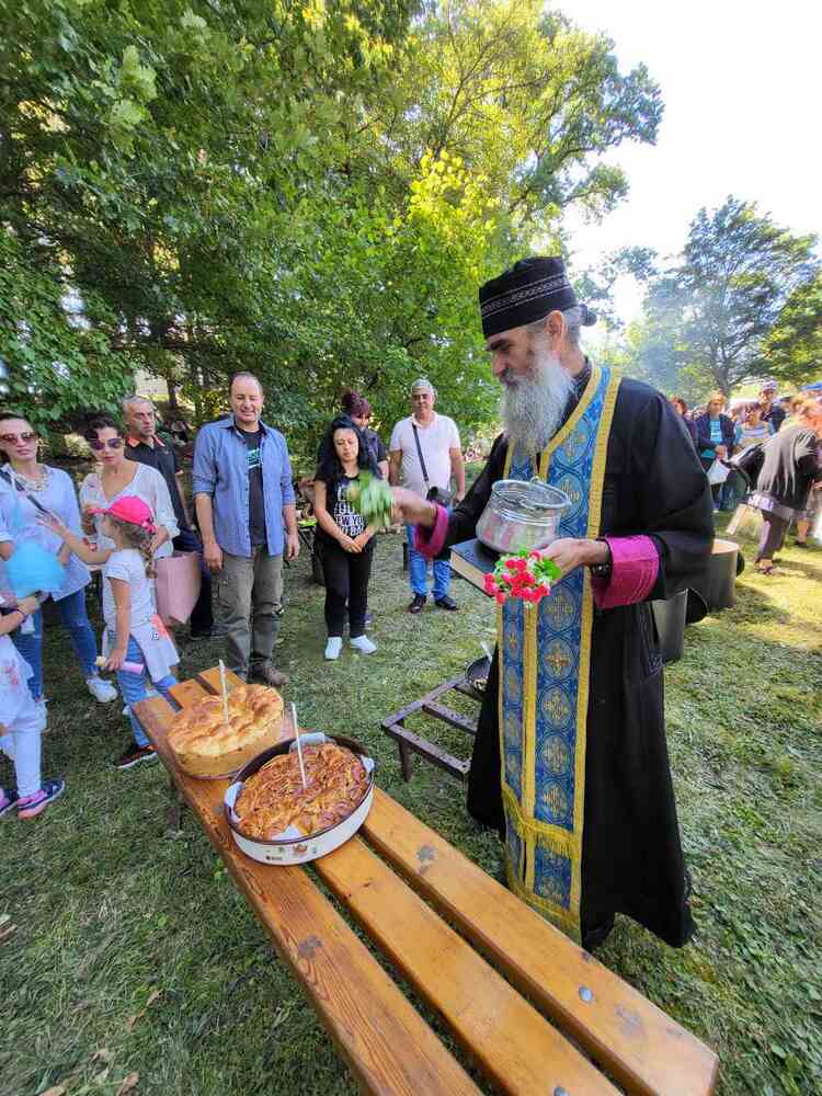 Столична община, район Панчарево: Бистришкият манастир „Св. Йоаким и Анна“ отбеляза деня на богоотците със света литургия, водосвет и курбан за здраве