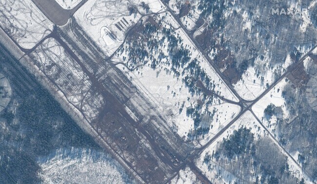 Спътникови снимки показват движение на руска военна техника от и към границата с Украйна