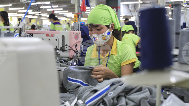 Фабричната активност в Азия отслабва, тъй като търговските споразумения със САЩ не успяват да стимулират търсенето