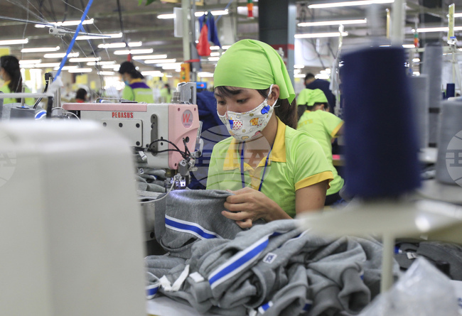 Промишленото производство в Азия се свива заради слабото търсене и несигурността около американските мита