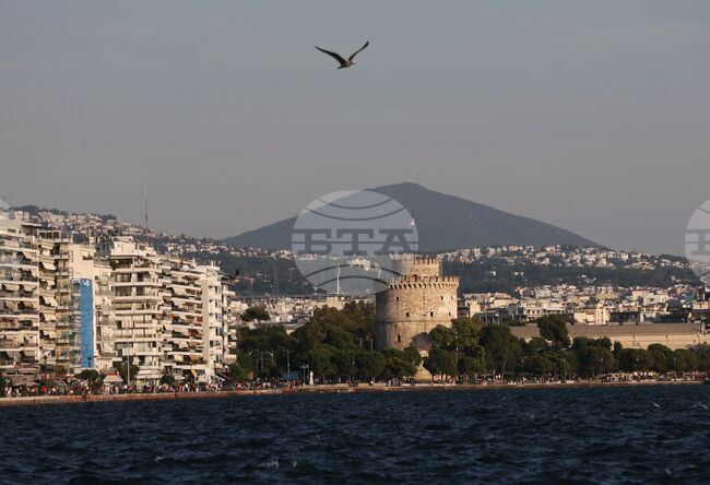 Българи са арестувани в Солун, защото оставили бебето си да плаче на балкона и си легнали