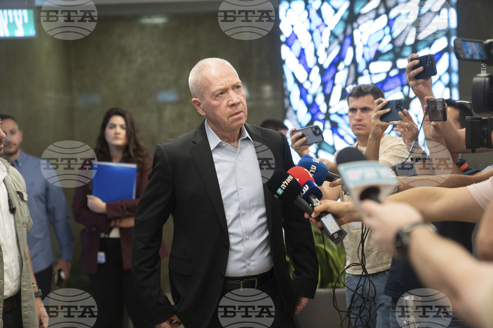Израелският министър на отбраната посети паметника на Холокоста в Берлин
