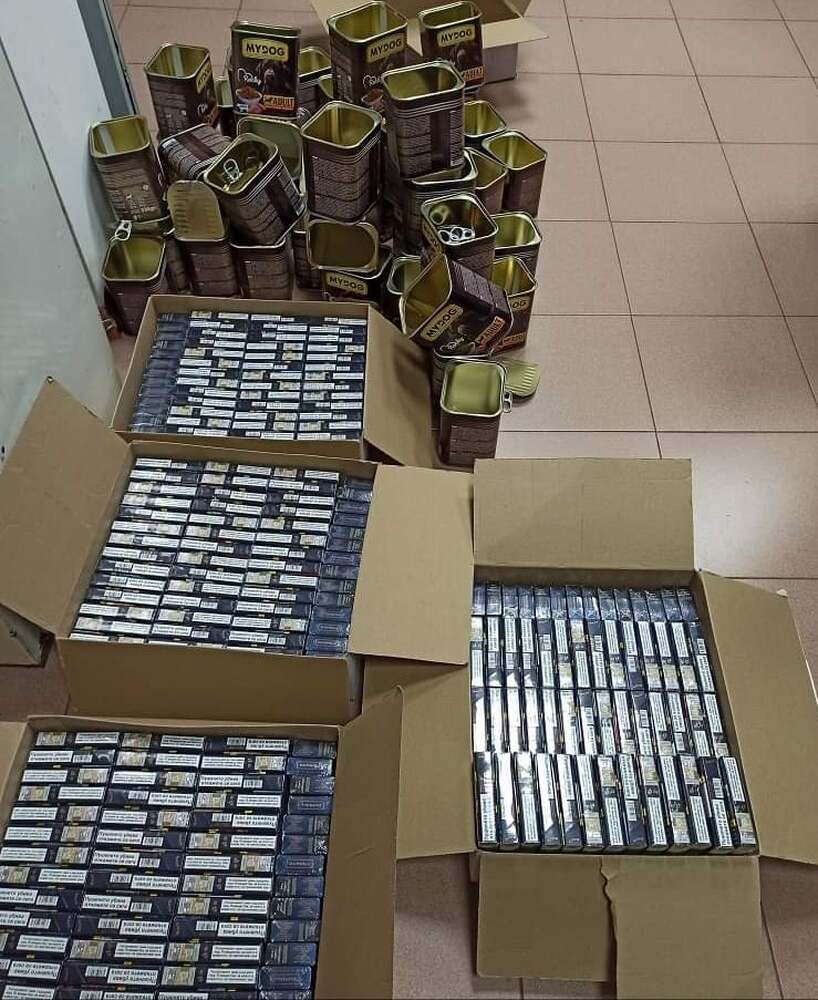 Митнически служители откриха 450 кутии цигари в консерви за кучешка храна