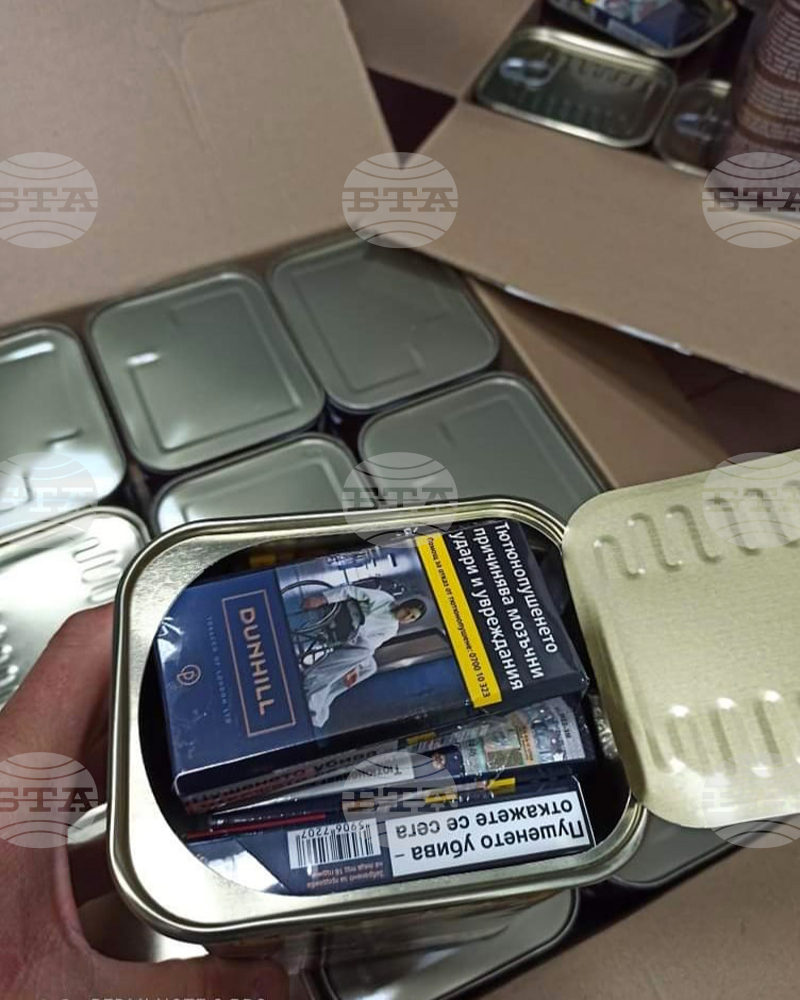 Митнически служители откриха 450 кутии цигари в консерви за кучешка храна в микробус на Дунав мост 2 при Видин
