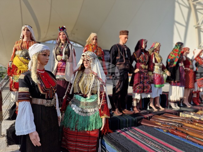 Петрич - изложба на автентични оръжия и носии