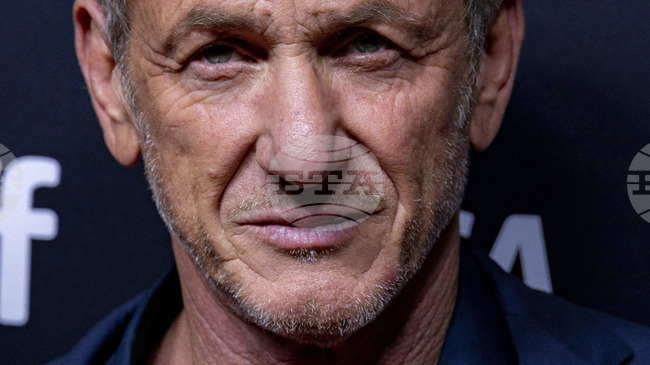 Шон Пен получи „железен Оскар“ по време на посещението си в Украйна