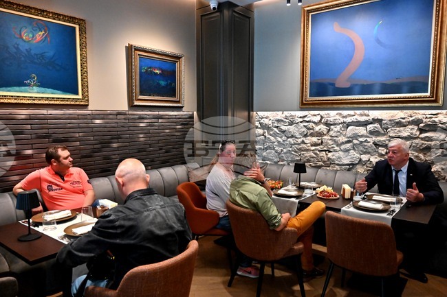 Заведенията в страната гасят символично осветлението за девет минути през уикенда с настояване за 9 на сто ДДС в сектора, обявиха представители на БХРА, СЗБ и БАЗ