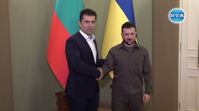Премиерът Кирил Петков разговаря с украинския президент Володимир Зеленски 