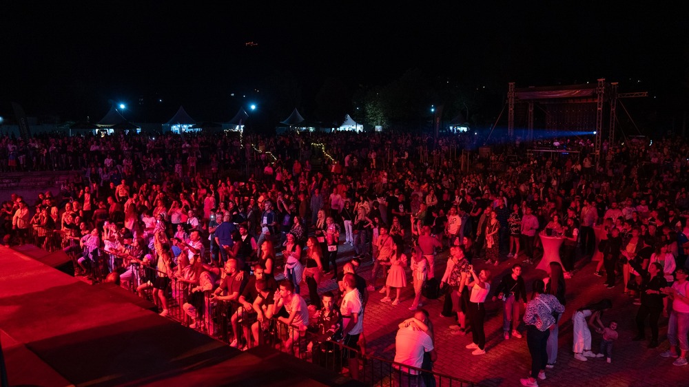 Неподправен професионализъм, отлично сценично поведение, запомняща се атмосфера белязаха и втората вечер на South West Festival в Благоевград. Деспина Ванди и Деси Добрева оставиха без дъх хилядите почитатели на балканската музика