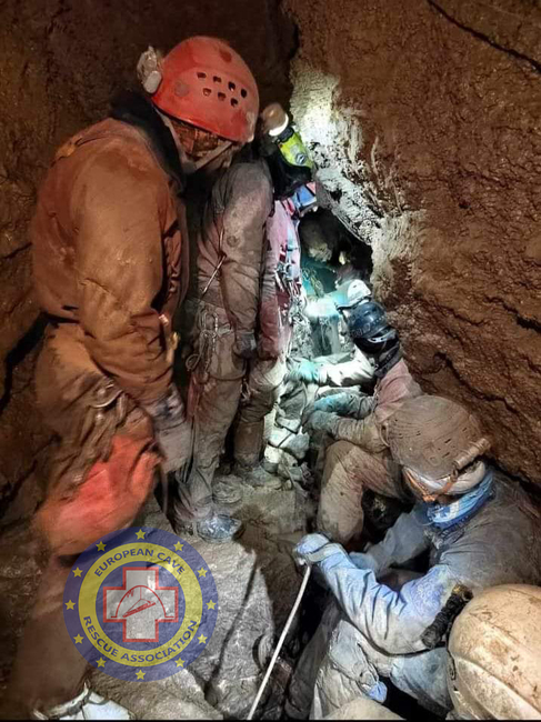 Турция - Американският спелеолог Марк Дики е изтеглен с носилка до минус 300 метра в пещерата Морджа, Южна Турция