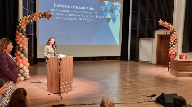 Приоритетите в работата на МОН и използването на изкуствен интелект в училище бяха сред темите, които коментира във Враца зам.-министър Наталия Митева
