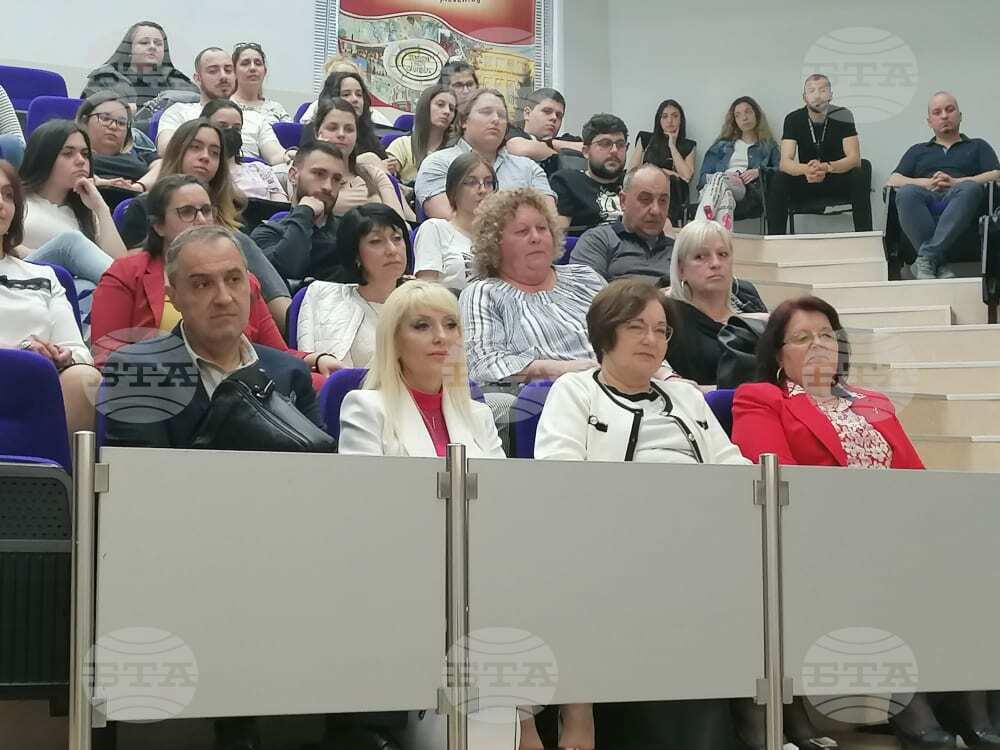 Кметът на Троян и представители на болници представиха възможностите за кариерно развитие в общината пред студенти в Плевен