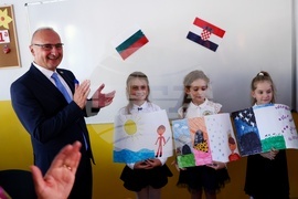 Мария Габриел - Гордан Гърлич Радман - училище - посещение