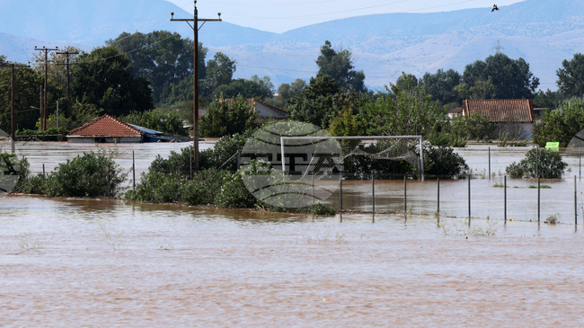 Една жена е загинала, а три деца са в неизвестност след наводнения в Югоизточна Турция