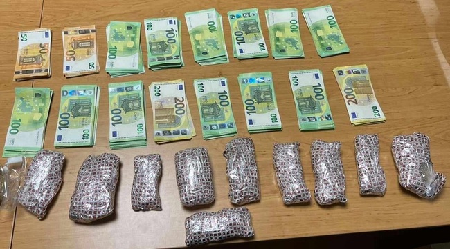 Агенция „Митници“: Митнически служители откриха контрабандно злато и валута за над 350 000 лева в хладилник на микробус