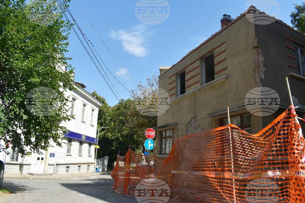 Събарят опасна сграда в центъра на Разград