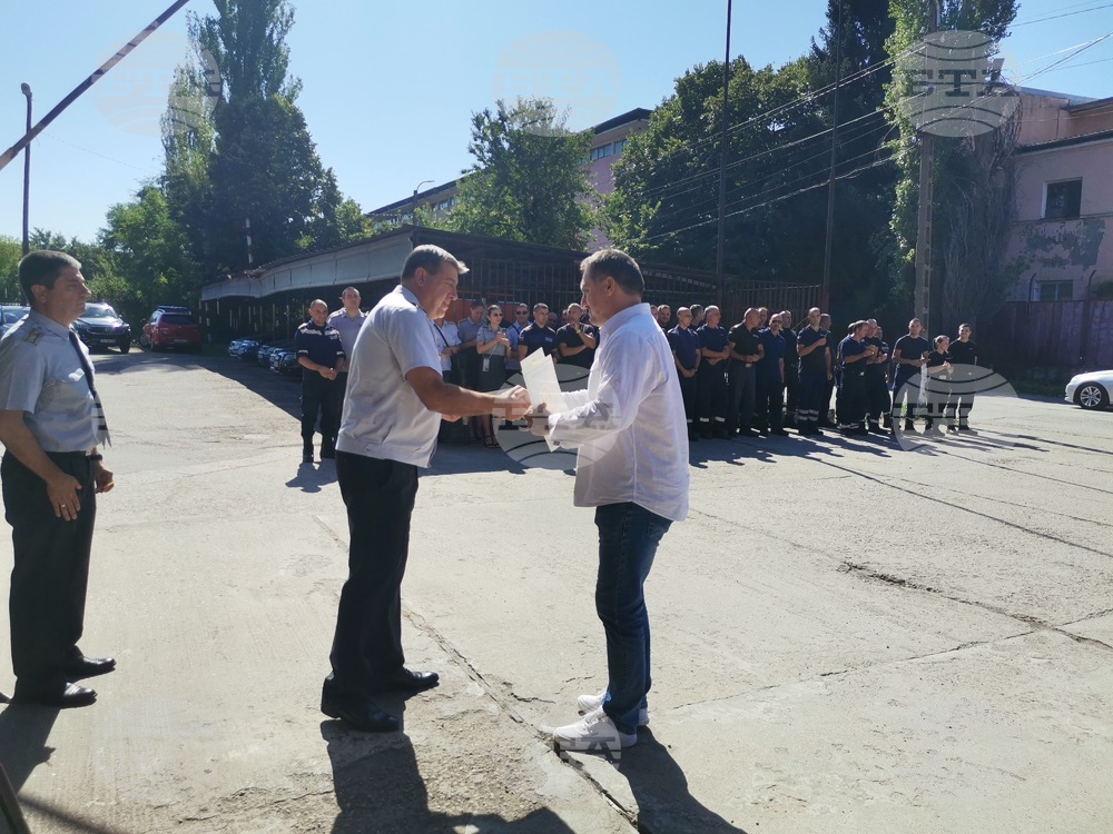 В Ловеч наградиха пожарникари по повод професионалния им празник