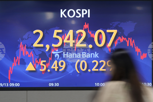 Азиатско-тихоокеанските фондови пазари затвориха възходящо, следвайки Уолстрийт от петък, южнокорейският индекс Kospi достигна нов рекорд