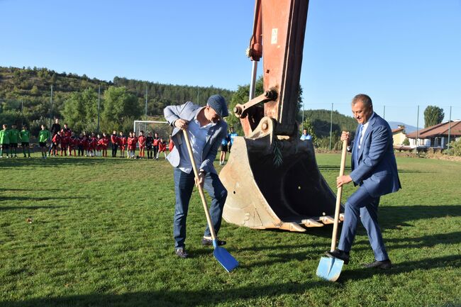 Община Благоевград: Стартира обновяването на футболното игрище в с. Рилци. Кметът Илко Стоянов и областният председател на БФС Александър Кабзималски поставиха начало на дейностите
