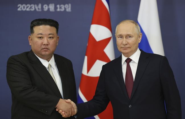 Ким и Путин вдигнаха тостове по време на официалния обяд, даден от руския лидер за най-високия севернокорейски гост