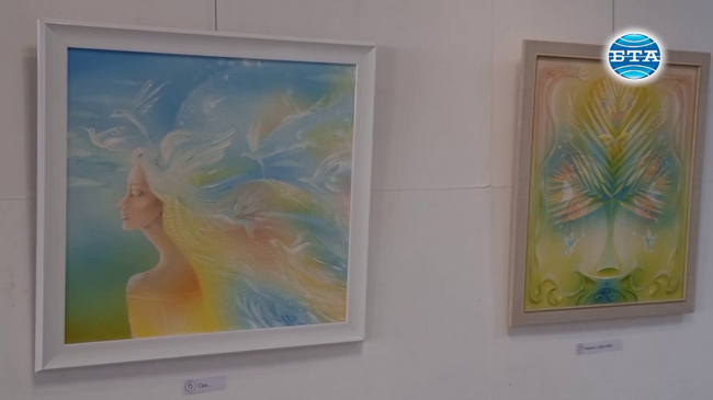 Русенската художничка Виолета Радкова подреди в изложба 33 небесни огледала