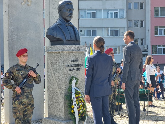 В Ямбол откриха паметник на Иван Параскевов – инициаторът за създаване на първообраза на националния трибагреник