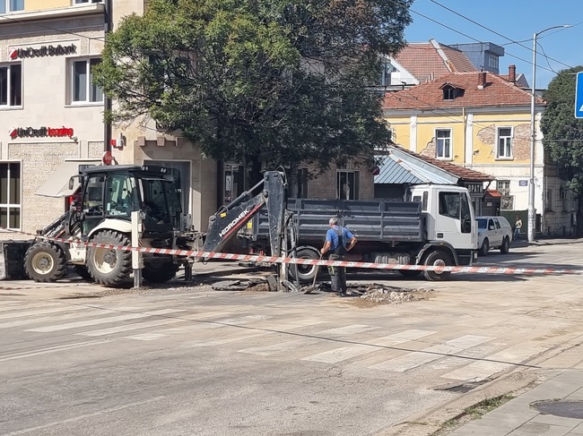 В Плевен започнаха възстановителни дейности след аварията по централен топлопровод, градският транспорт е с алтернативен маршрут