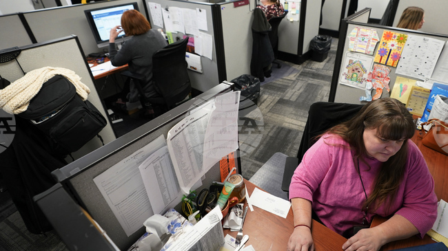 Над две трети от компаниите в ЕС със изнесени в чужбина услуги са се насочили към друга страна членка, по данни на Евростат за 2021-23 г.