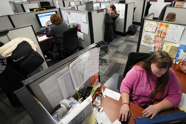 Над две трети от компаниите в ЕС със изнесени в чужбина услуги са се насочили към друга страна членка, по данни на Евростат за 2021-23 г.